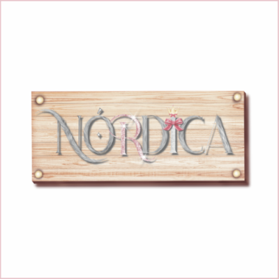Placa de madeira clara com texto NÓRDICA em cinza e rosa