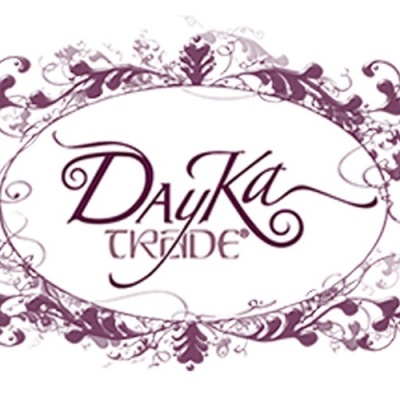 Logotipo DayKa TRADE com ornamentos florais roxos