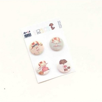 Conjunto de quatro botons com ilustrações de personagens infantis em cartão branco.