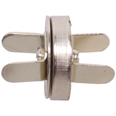 Conector metálico prateado com lâminas paralelas e perpendiculares