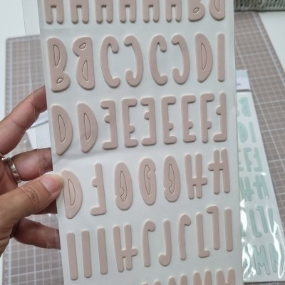 Autocolantes de letras bege claro em plástico transparente