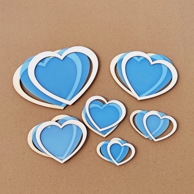 Molduras de coração em azul e branco sobre superfície castanha