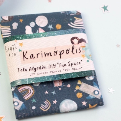 Tecido de algodão azul escuro com padrão espacial e etiqueta de marca