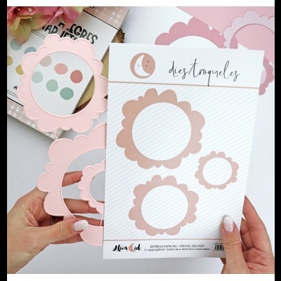 Moldes de corte em formato de flores rosa claro com cartão branco