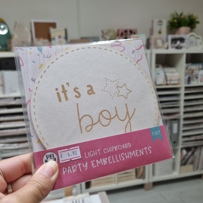 Chipboard círculo com texto its a boy em embalagem plástica com etiqueta rosa e preço €6.90