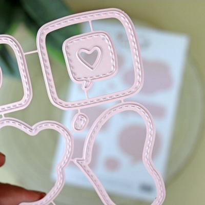 Cortante de metal rosa em forma de balão com coração e bordas de costura