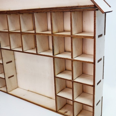 Organizador de madeira clara com várias divisórias quadradas e retangulares