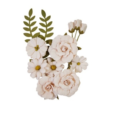 Bouquet decorativo de flores bege claro e folhas verdes