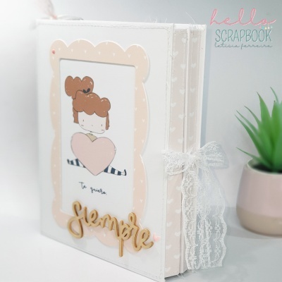 Livro de scrapbook artesanal decorado com ilustração de menina e a palavra 'siempre' em madeira.