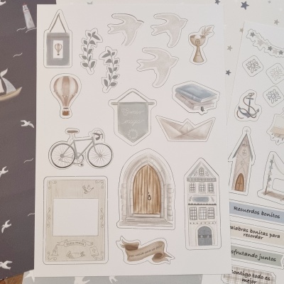 Autocolantes decorativos variados em tons pastel com motivos de casa, transporte e natureza.