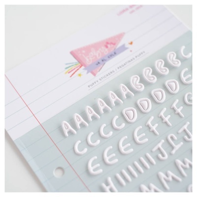 Autocolantes de letras maiúsculas brancas em pacote com etiqueta cor-de-rosa