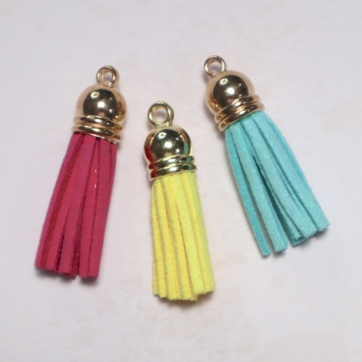 Pendentes de franjas em camurça vermelho, amarelo e azul com topo dourado