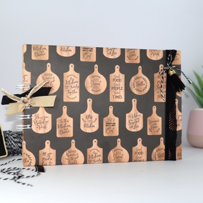 Álbum com capa preta e padrão de tábuas de madeira com frases em inglês em tons castanho claro