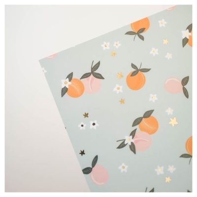 Papel decorativo com padrão de frutas, flores e estrelas