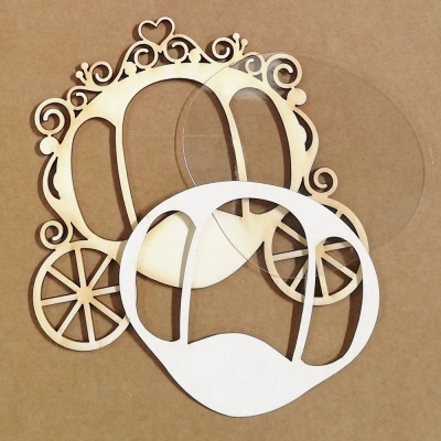 Recortes decorativos em formato de carruagem em madeira clara e branco