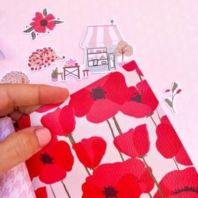 Porte de objeto com padrão de papoulas vermelhas em fundo branco