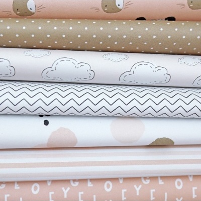 Tecidos com padrões de animais, bolinhas, nuvens, zig-zag, bolhas, riscas e letras em tons pastel