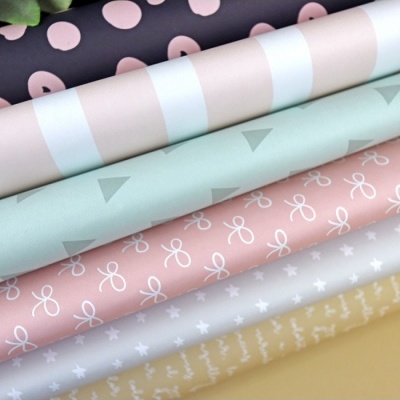 Rolos de papel para embrulho com vários padrões coloridos