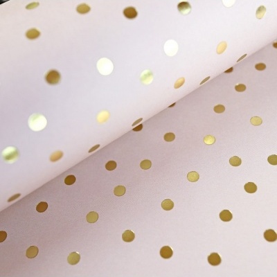 Papel de embrulho branco com bolinhas douradas
