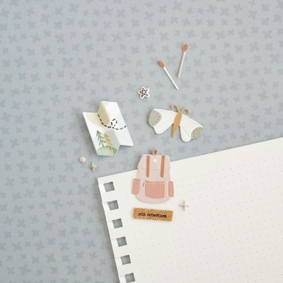 Folha com autocolantes decorativos variados em fundo cinza