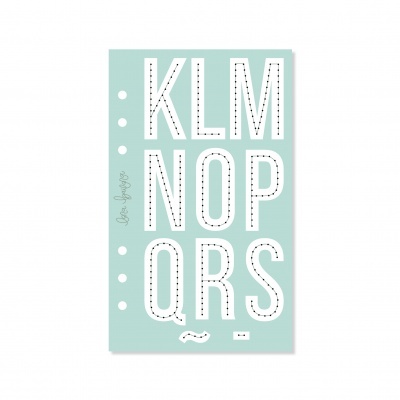 Folha perfurada verde-água com letras maiúsculas e símbolos em branco e preto