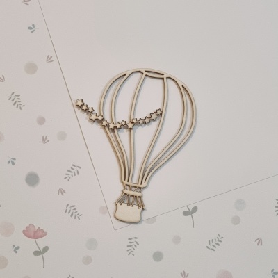 Forma decorativa de madeira em forma de balão de ar quente sobre fundo branco e papel decorativo floral