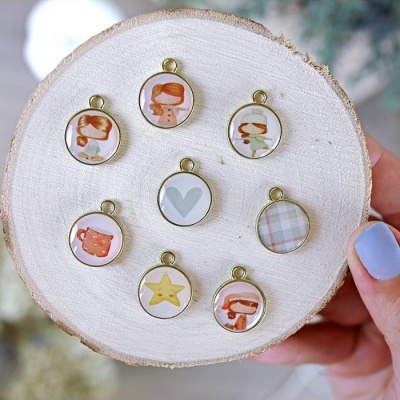 Medalhões redondos com desenhos variados em moldura dourada sobre disco de madeira.