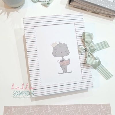 Caderno de scrapbook com ilustração e fita xadrez verde clara