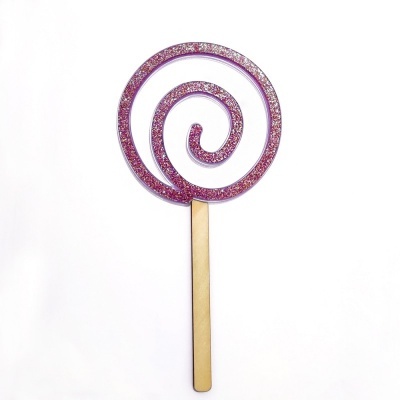 Pirilampo em espiral rosa com haste de madeira sobre fundo branco