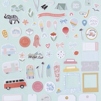 Autocolantes coloridos com temas de viagem e natureza sobre superfície clara