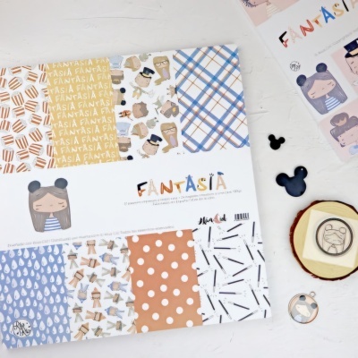 Folha de papel de scrapbook com vários padrões e texto 'FANTASÍA'