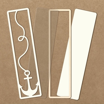 Três marcadores de livros transparentes e branco, um com âncora e linha sinuosa, sobre fundo castanho.