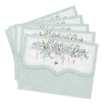 Cinco envelopes verdes com design floral e ornamentos de inverno decorativos.