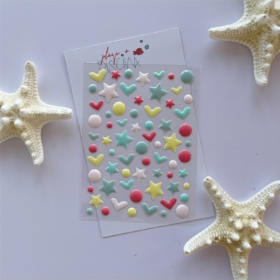 Autocolantes coloridos em forma de estrelas, corações e bolinhas com estrelas-do-mar ao redor