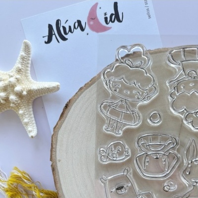 Carimbos infantis transparentes, estrela-do-mar branca, suporte de madeira redondo e cartão da marca Alúa Cid.