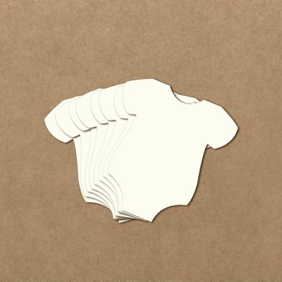 Seis bodies brancos para bebé sobre fundo castanho