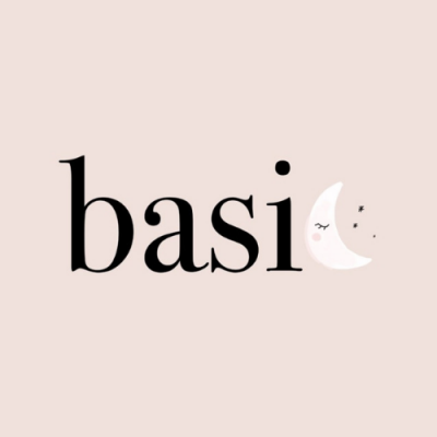 Logotipo com texto 'basi' e lua branca estilizada num fundo bege claro