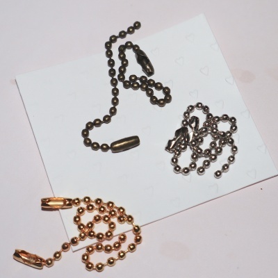 Três cadeias metálicas dourado, prateado e bronze com fechos