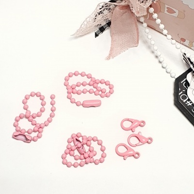 Correntes de contas rosa e fechos acompanhados de etiquetas e fitas decorativas