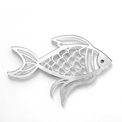 Suporte de prato metálico prateado em forma de peixe