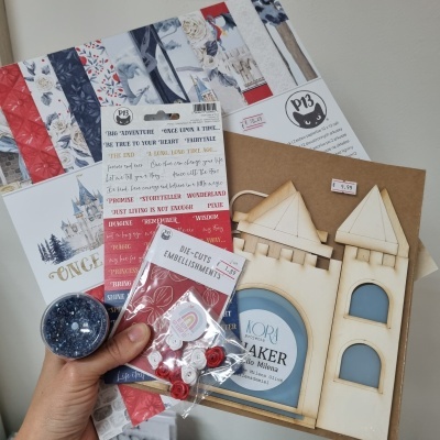 materiais para artesanato com papel, madeira e embellishments decorativos coloridos
