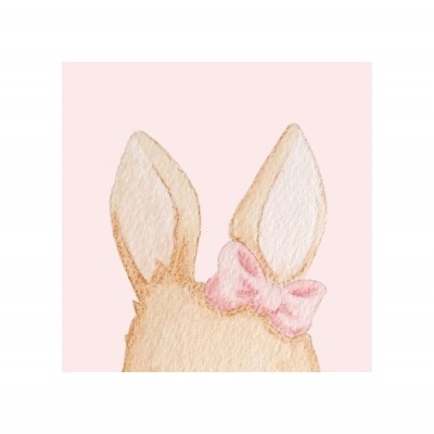 Orelhas de coelho castanho claro com laço rosa em fundo rosa claro