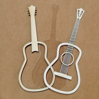 Três formas de guitarra de madeira clara, branca e transparente sobre fundo castanho.