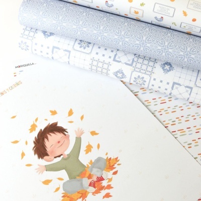 Rolos de papel de parede com padrões variados incluindo ilustração de menino e folhas laranja