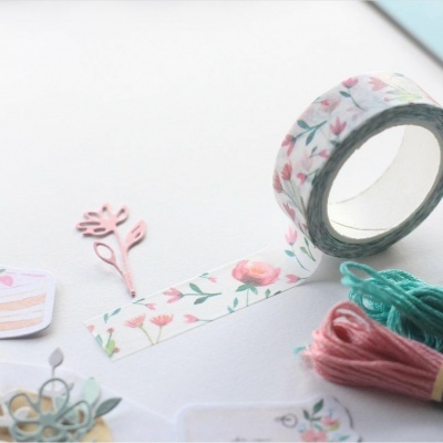 Rolo de fita washi floral com linhas de bordado e recortes de papel