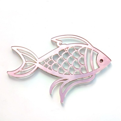 Prendedor de cabelo metálico rosa em forma de peixe com detalhes recortados