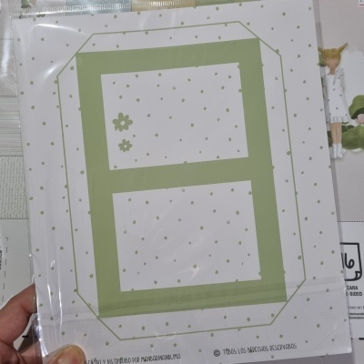 Embalaem de cartão com padrão de flores minúsculas e grande número 8 verde