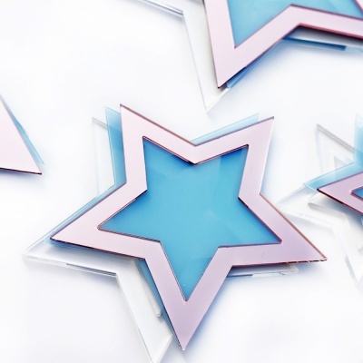 Estrelas decorativas em acrílico azul e rosa com acabamento brilhante