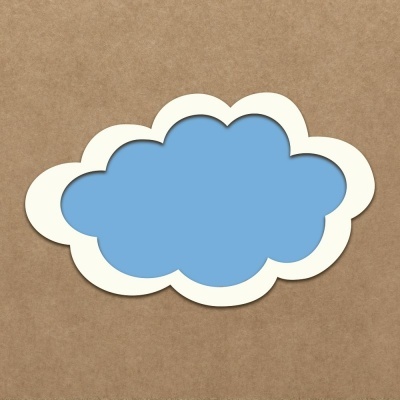 Adorno em forma de nuvem azul com contorno branco sobre fundo castanho