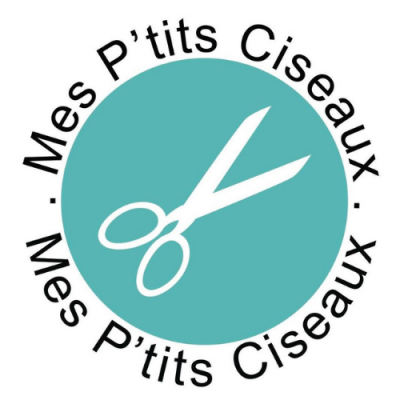 Logotipo com tesoura branca em círculo azul-turquesa e texto Mes P'tits Ciseaux em preto